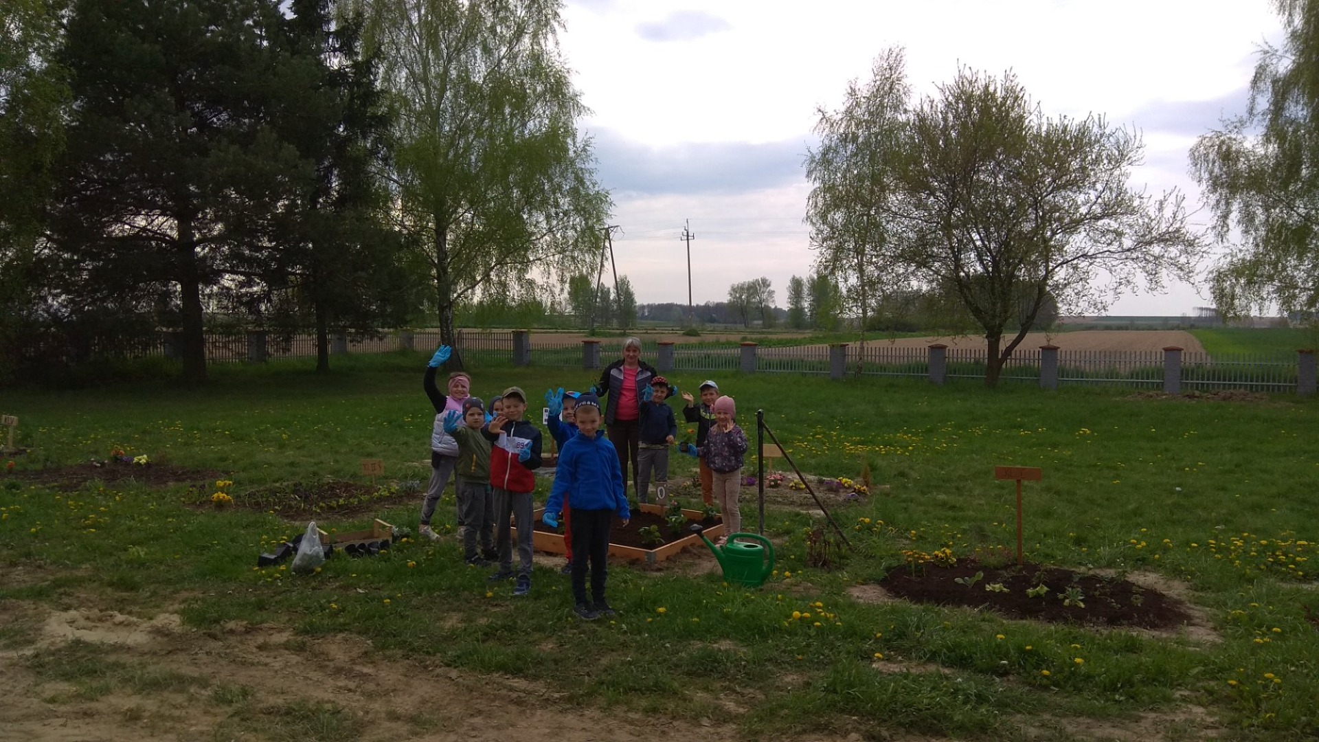 Prace pielęgnacyjne i porządkowe w ogrodzie przedszkolnym. - Obrazek 3