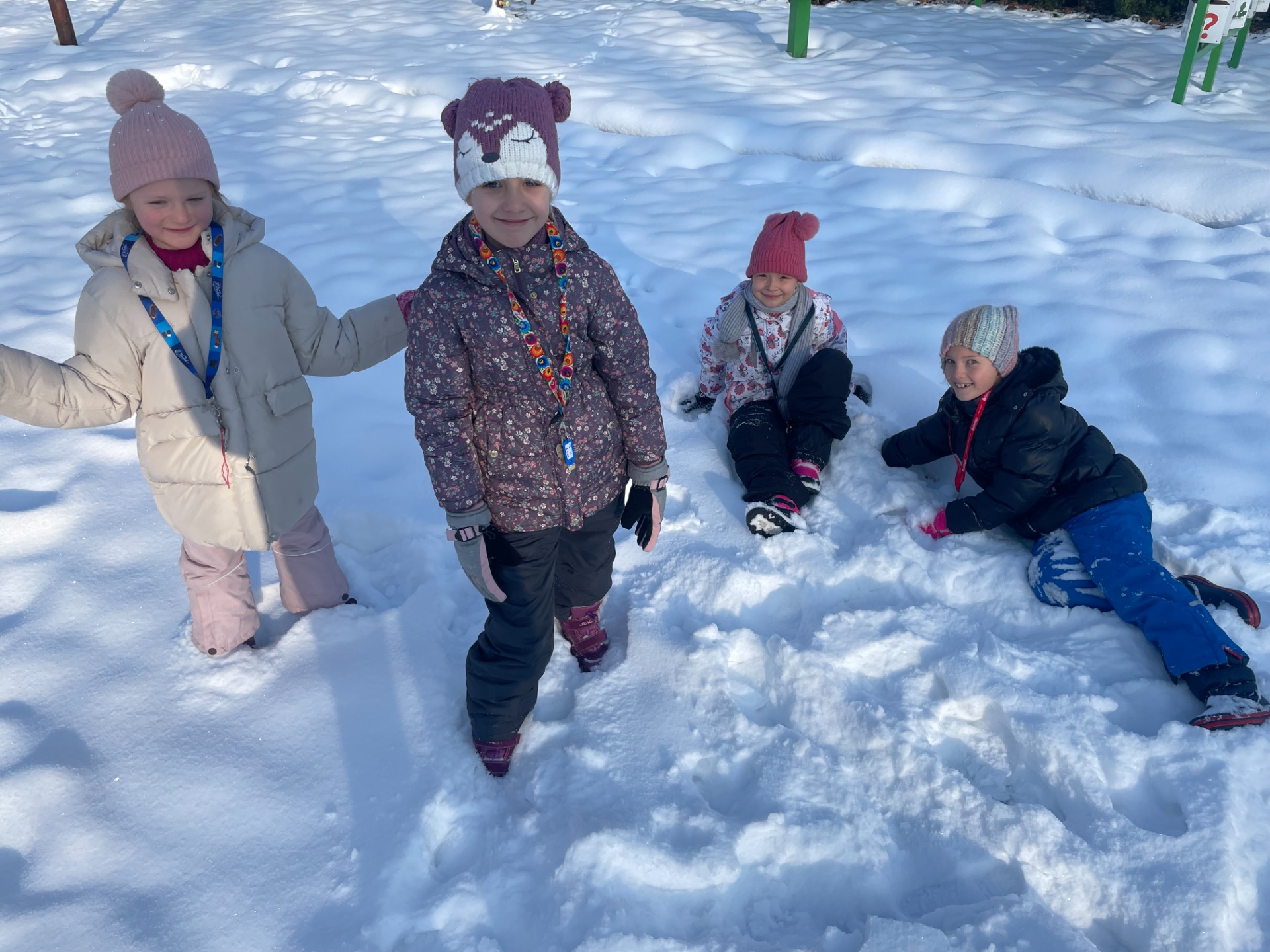 Dziewczynki w kombinezonach na śniegu