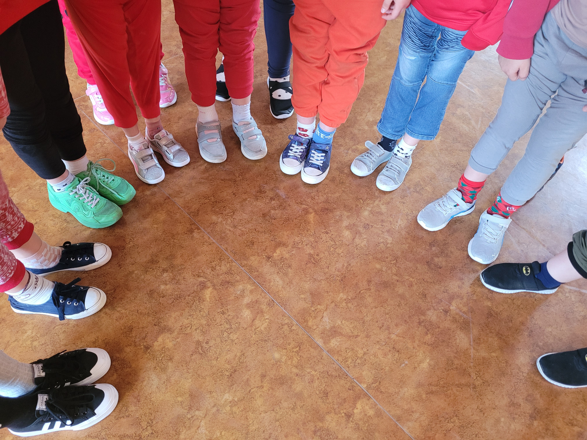 Kolorowe Skarpetki to symbol solidaryzowania się z ludźmi z Zespołem Downa. Jako wyraz szacunku i wrażliwości  uczniowie naszej szkoły 21 marca założyli barwne skarpety. - Obrazek 4