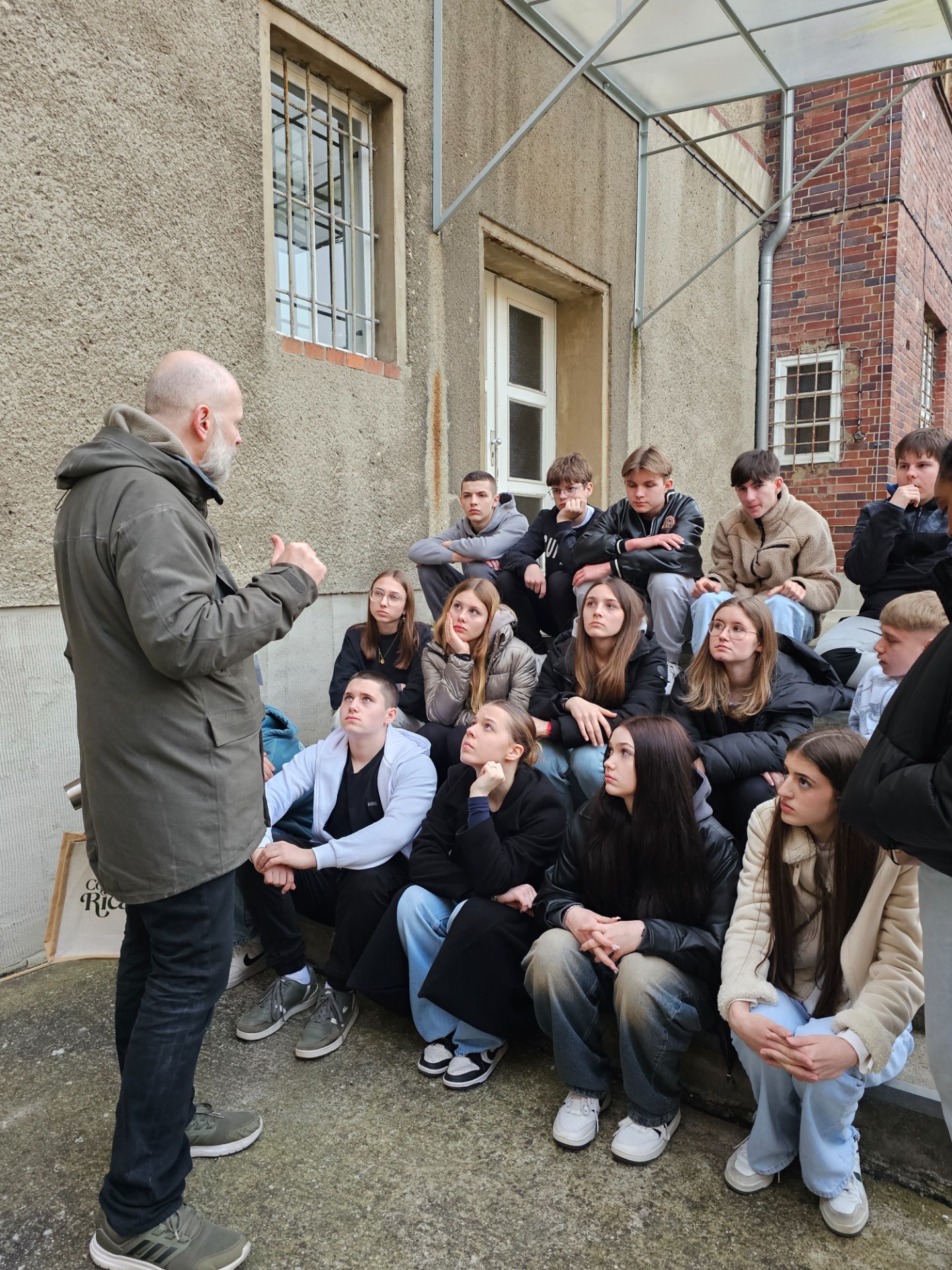 Aufmerksam hören die Schülerinnen und Schüler dem Stasi-Opfer Sebastian Körner zu.
-Foto: Haslbeck