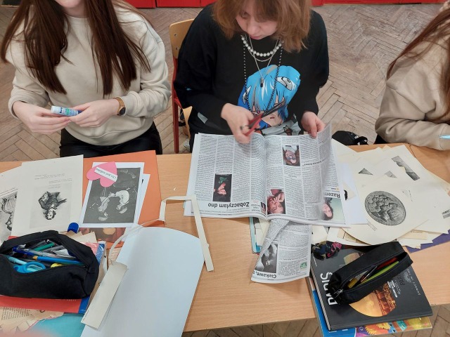 Klasa 8 w akcji  W ramach udziału w #projektmistrzyniszymborska nasi ósmoklasiści przygotowali pocztówki na wzór tych, które robiła noblistka Wisława  Wyszło naprawdę cudnie - Obrazek 2