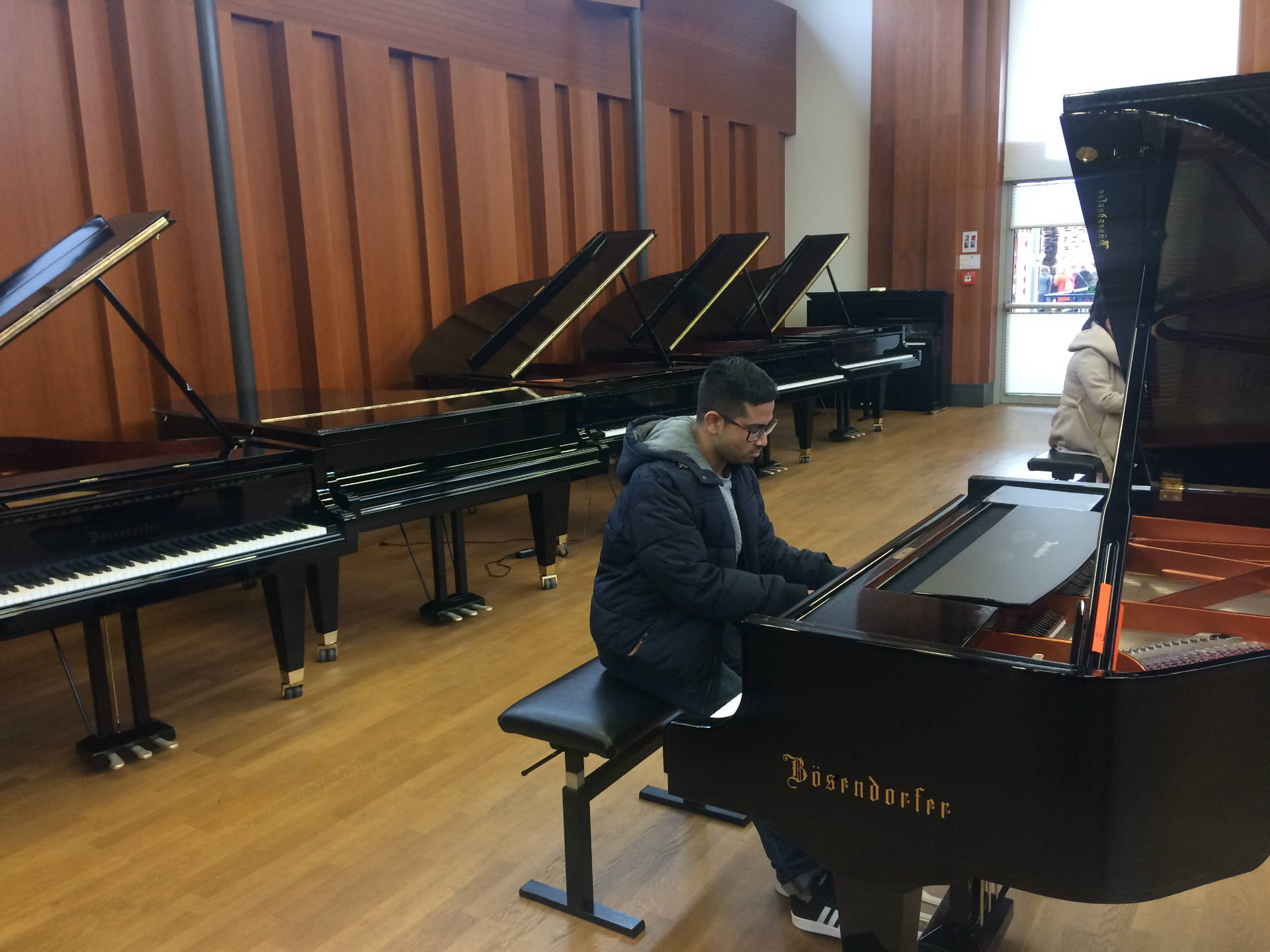 Prezentácia Disklavier a Premium Yamaha Grand Pianos v centrále Yamaha vo Viedni a prehliadka továrne klavírov Bösendorfe vo Wiener Neustadt 26.11.2019 - Obrázok 4