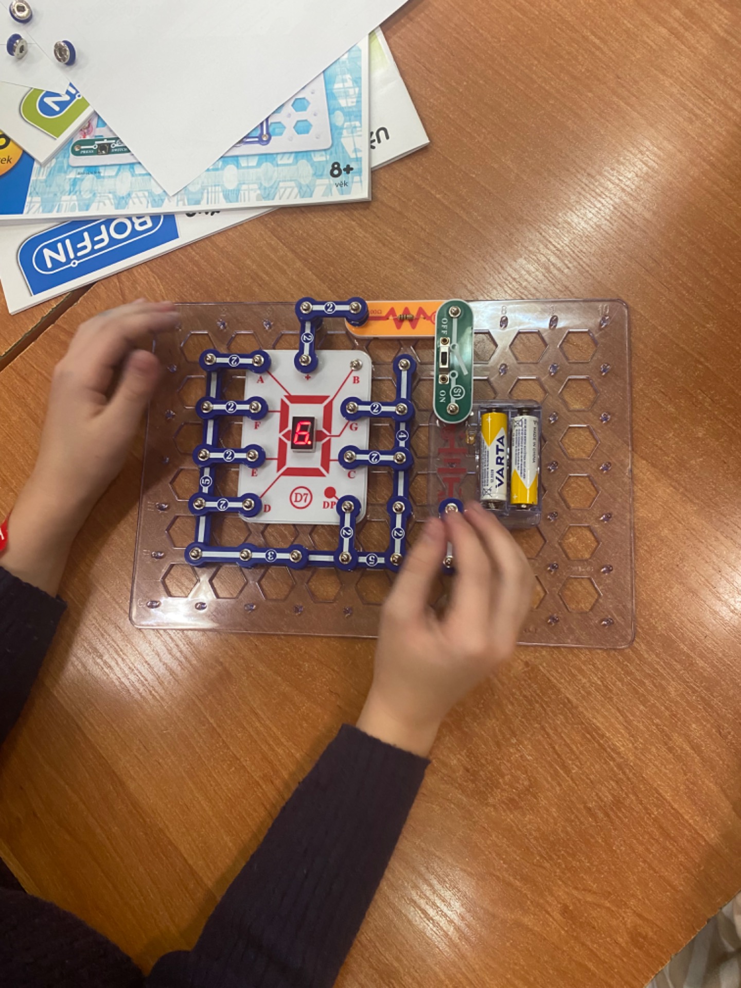Dzieci pracują z elektronicznym zestawem konstrukcyjnym