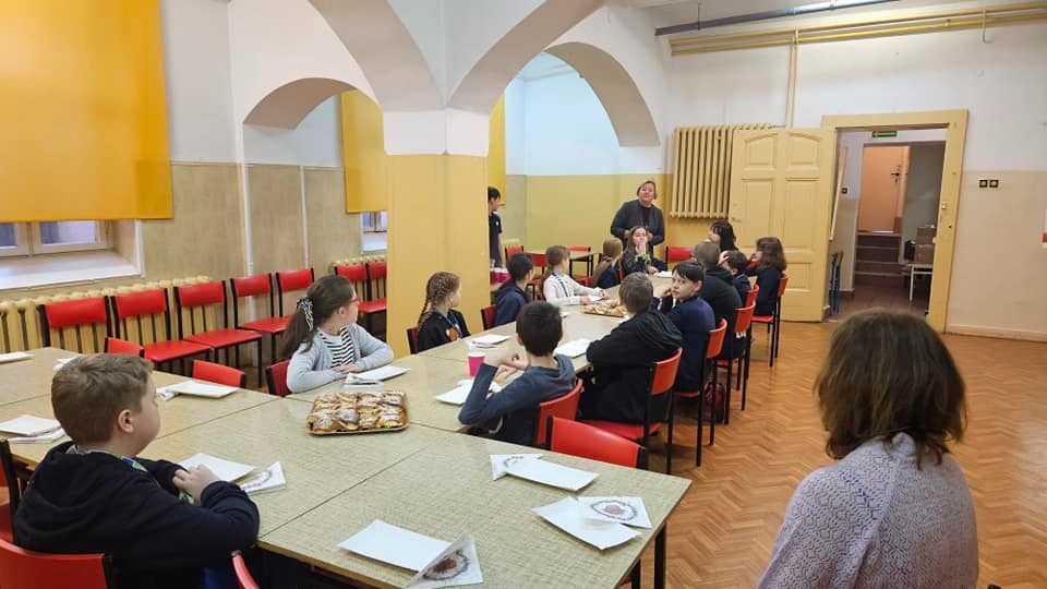 Klasa 4a zjadła drugie śniadanie z Panią Dyrektor Dorotą Maziarz-Świerzewską.