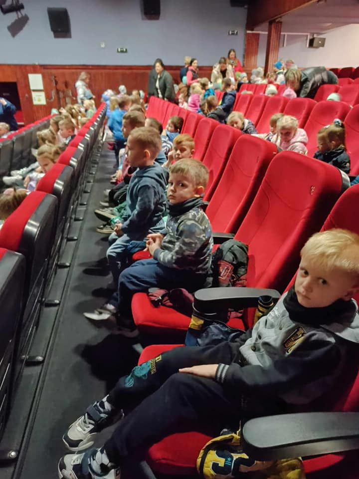Wycieczka 5 i 6-latków do BSCK w Busku-Zdroju na spektakl teatralny "Jaś i Małgosia" w wykonaniu aktorów Katolickiego Teatru Edukacji z Krakowa 🙂 - Obrazek 1