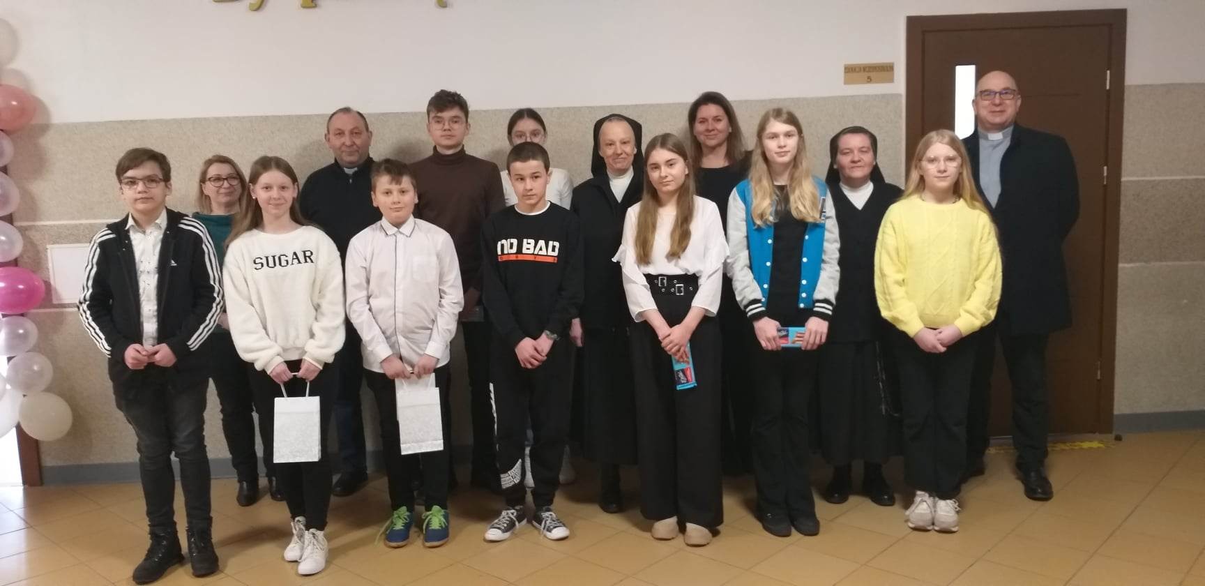 Grupa uczniów - uczestników Konkursu Biblijnego razem z opiekunami - katechetami.