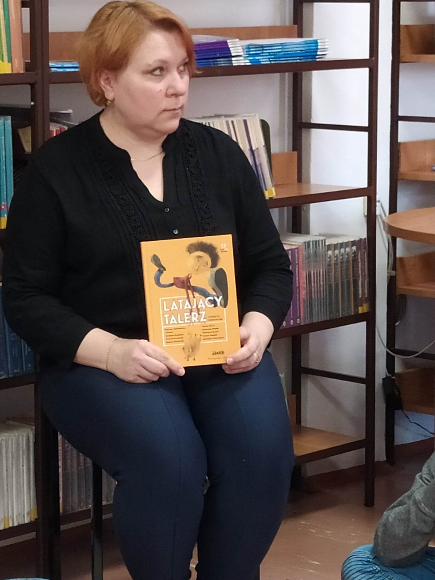 Pani Ewa Jagiełło czyta dzieciom książkę pt . Latający talerz