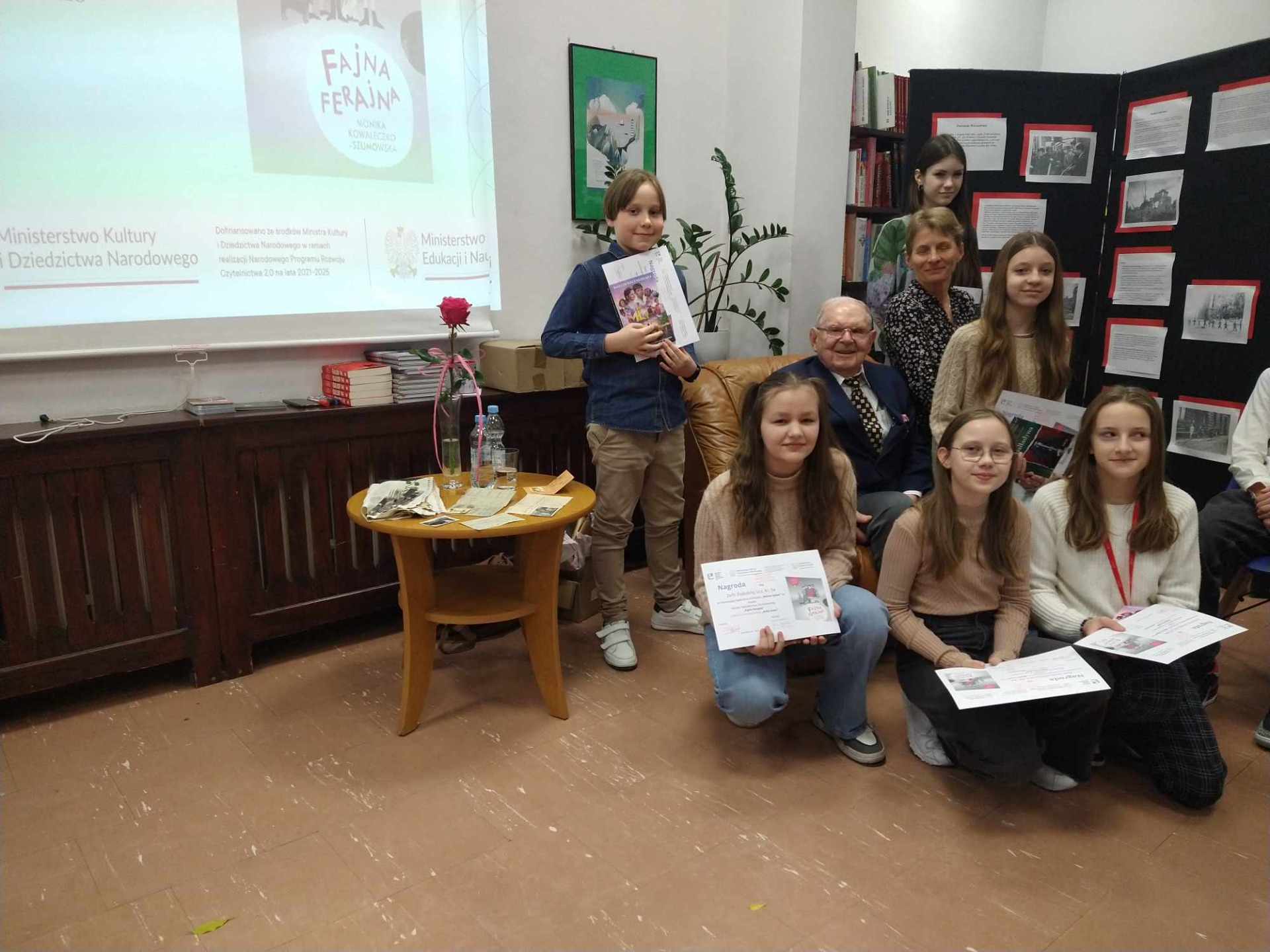 Dzieci nagrodzone z panem Bogusławem Kamolą