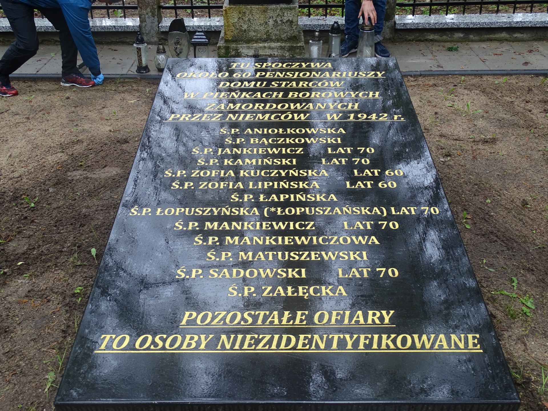 Wyjazd młodzieży z internatu na leśny cmentarz w Jeziorku - Obrazek 2