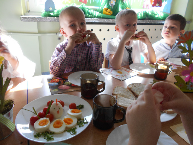 Wielkanocne śniadanie i szukanie zajączka u Wędrowców i Misi - Obrazek 2