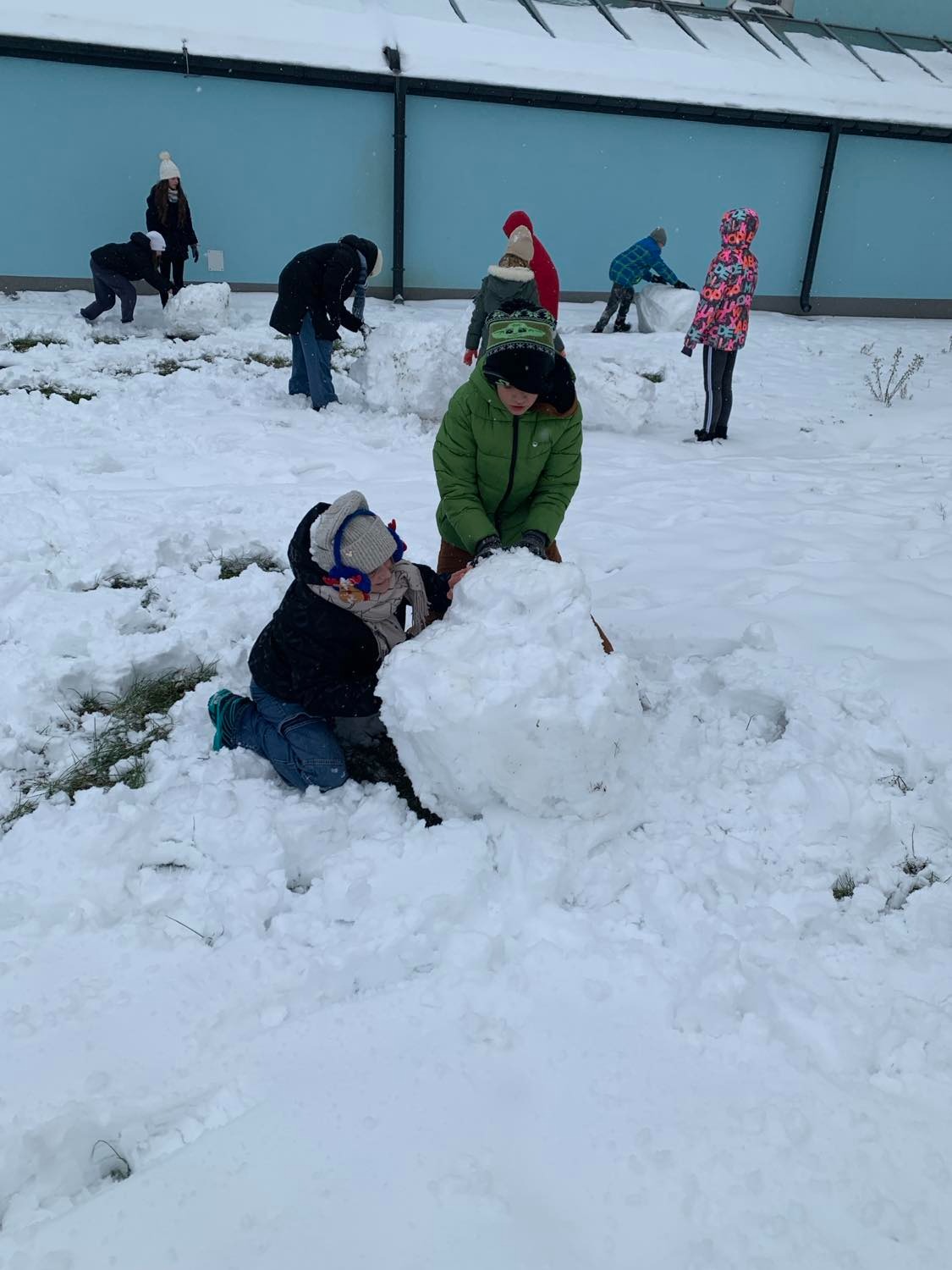 Zabawy na śniegu - uczniowie klasy V