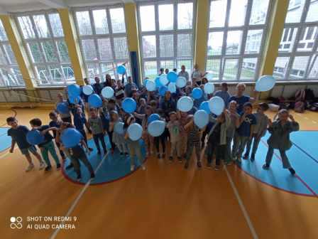 Uczniowie z niebieskimi balonami z okazji obchodów Światowego Dnia Świadomości Autyzmu