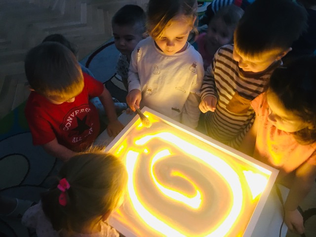 Sensoryczne zabawy dzieci z grupy Kropelki z wykorzystaniem piasku i światła - Obrazek 5
