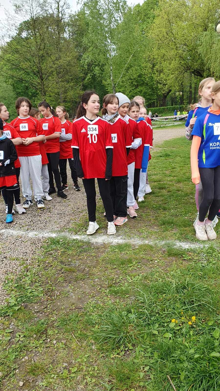  Dnia 18 kwietnia uczniowie i uczennice klasy 4, 5 i 6 reprezentowali naszą szkołę w Skawinie na zawodach w powiatowych drużynowych biegach przełajowych. - Obrazek 2