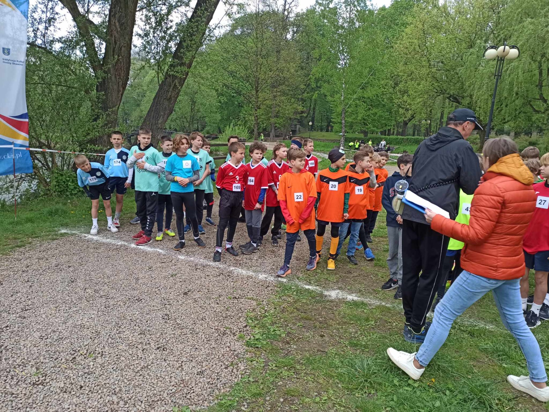  Dnia 18 kwietnia uczniowie i uczennice klasy 4, 5 i 6 reprezentowali naszą szkołę w Skawinie na zawodach w powiatowych drużynowych biegach przełajowych. - Obrazek 5