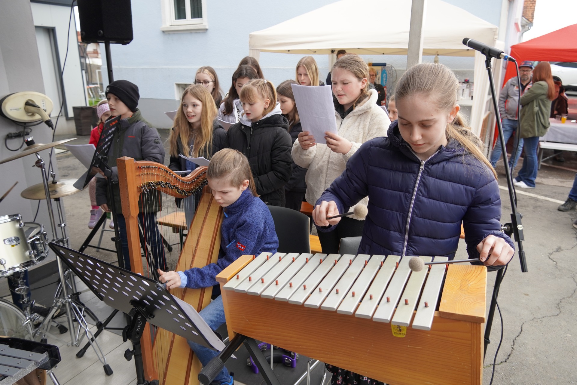Chor und Band der MS Ilz besuchten das Autohaus Wurzinger in Fürstenfeld - Bild 4