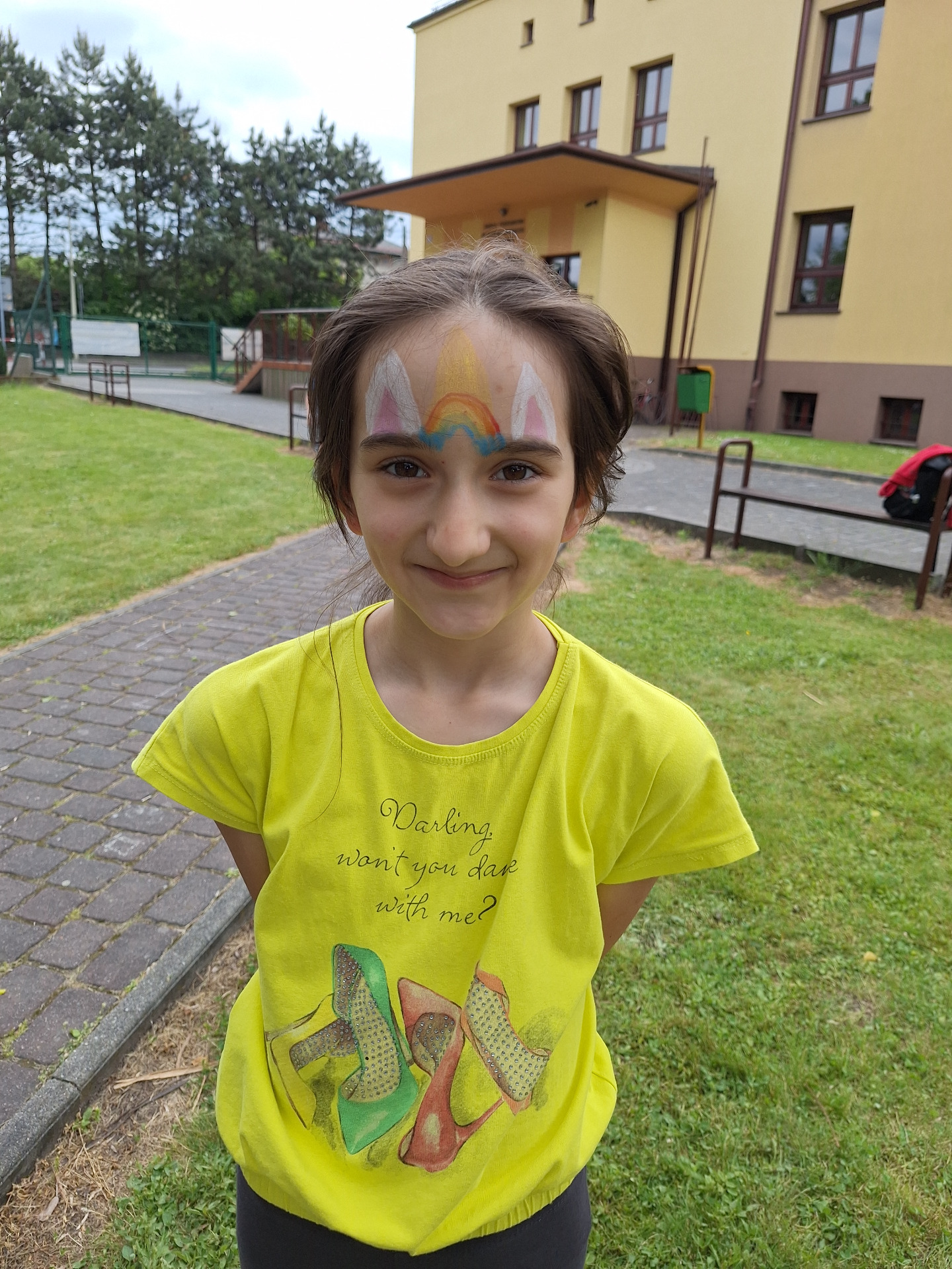Dziecko z namalowanym na twarzy jednorożcem