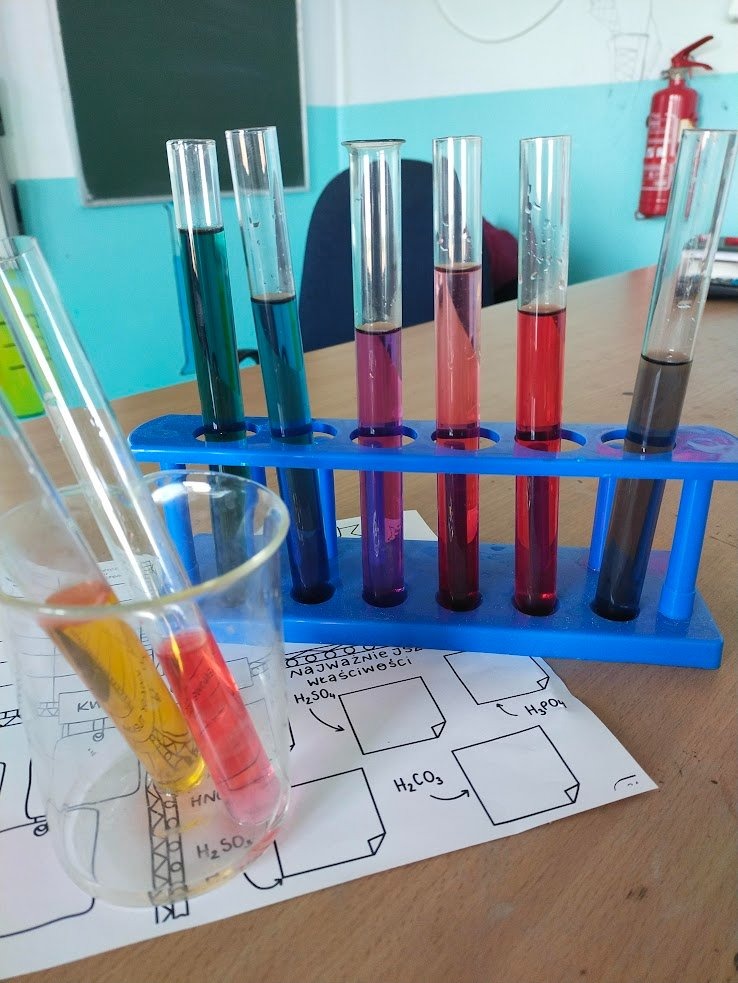 Doświadczenia chemiczne - probówki z barwnymi roztworami.