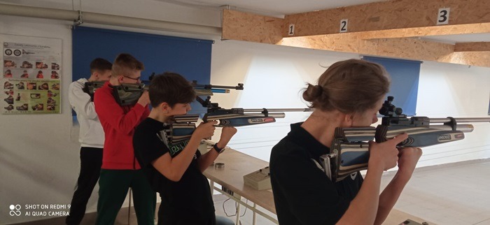 Uczniowie podczas treningu na strzelnicy.
