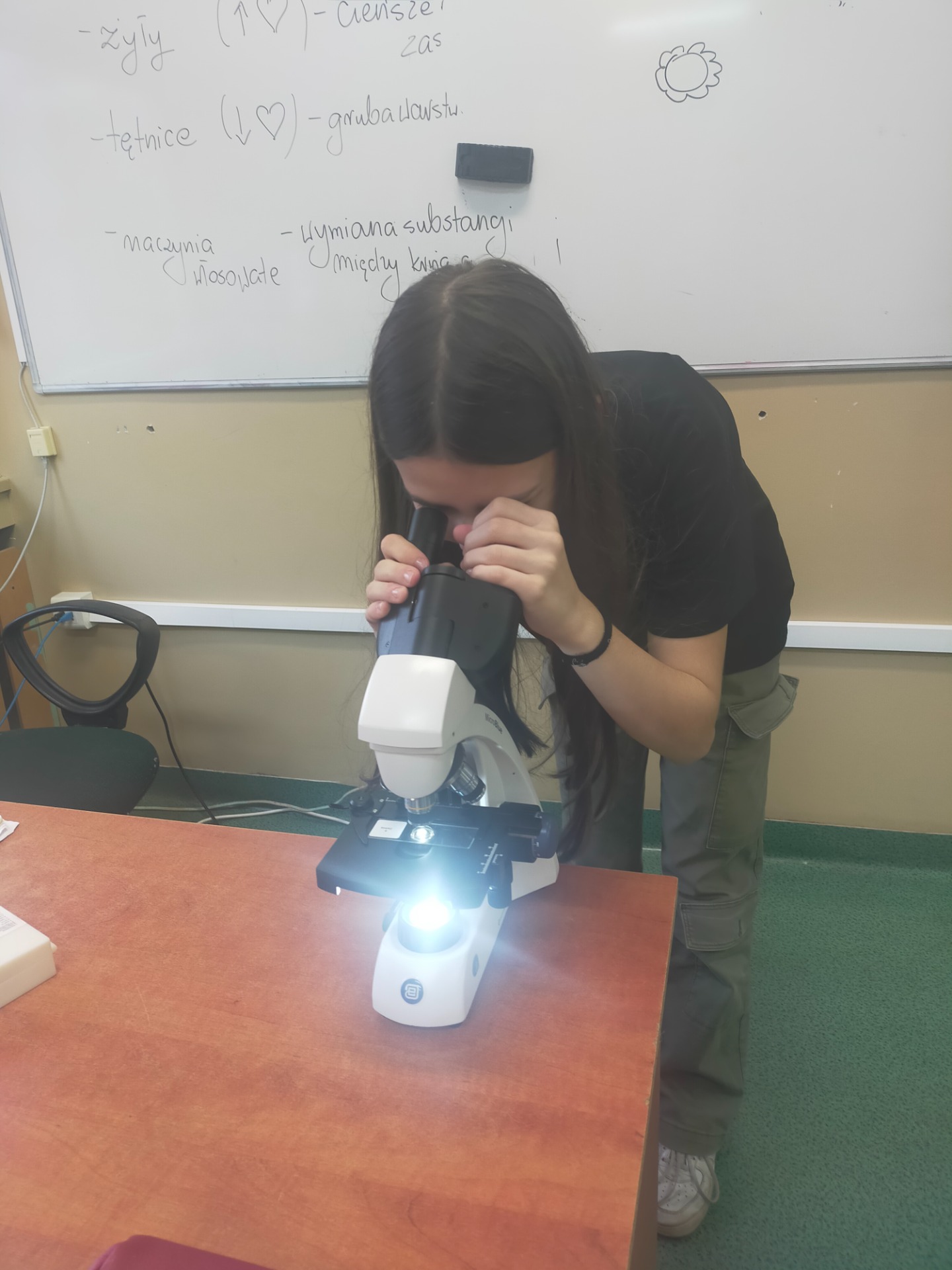 Mikroskop na lekcjach biologii 🦠🔬w ramach laboratoriów przyszłości. - Obrazek 1