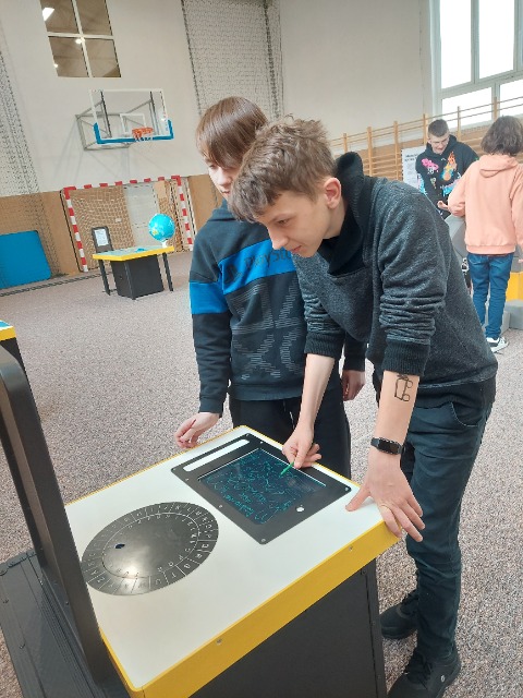 Warsztaty interaktywne w Szkole Podstawowej w Kurdwanowie - mobilna wystawa Centrum Nauki Kopernik „O matmo!” - Obrazek 6