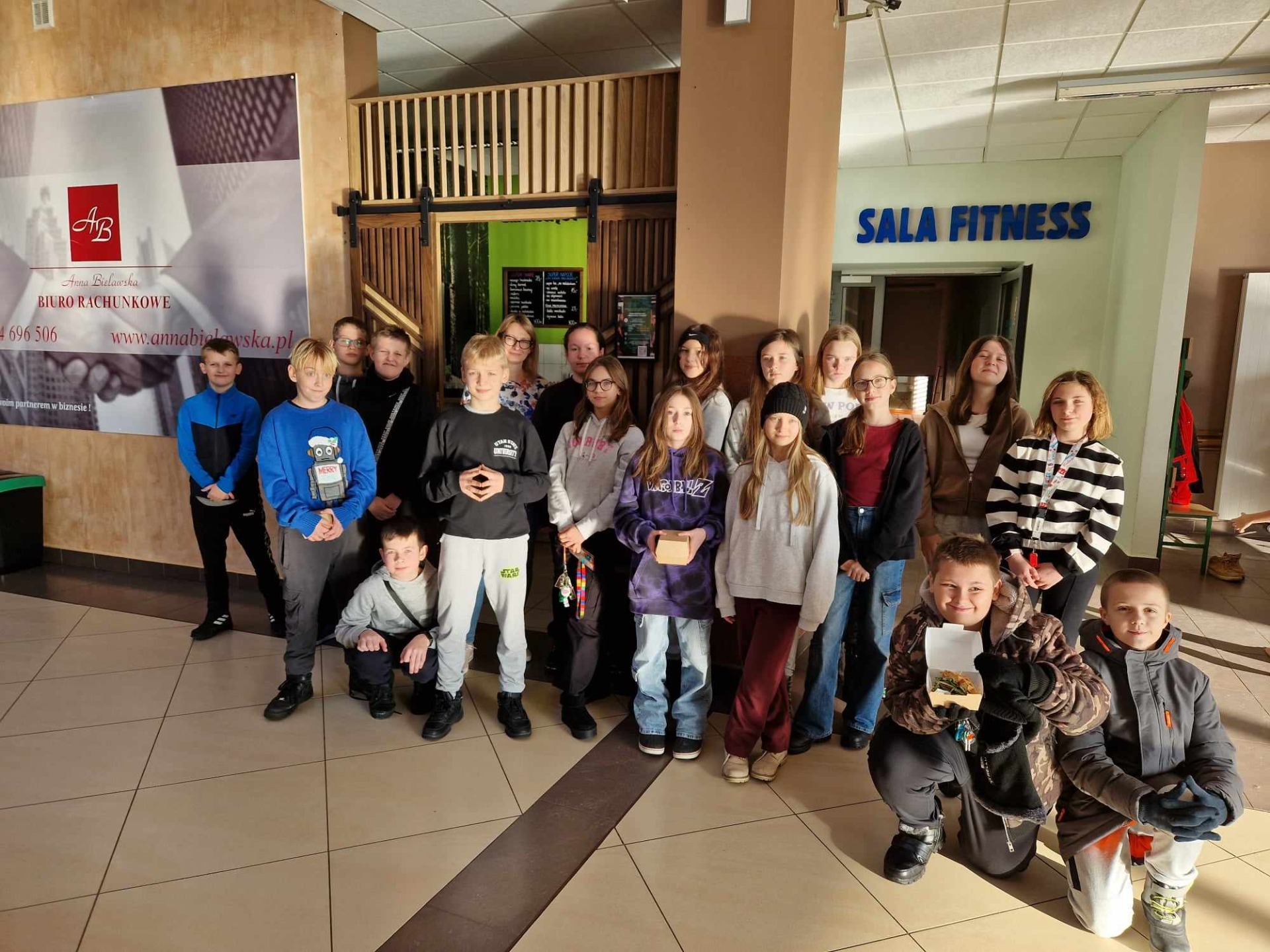Uczniowie Szkoły Podstawowej Nr 2 im. Mikołaja Kopernika  w Olecku podczas warsztatów na temat zdrowego odżywiania się