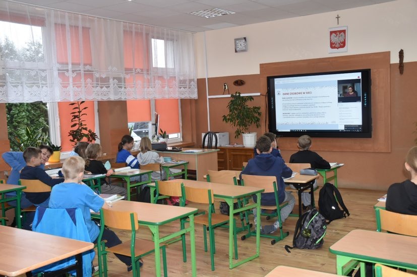 Uczniowie biorą udział w ODO - lekcjach online.