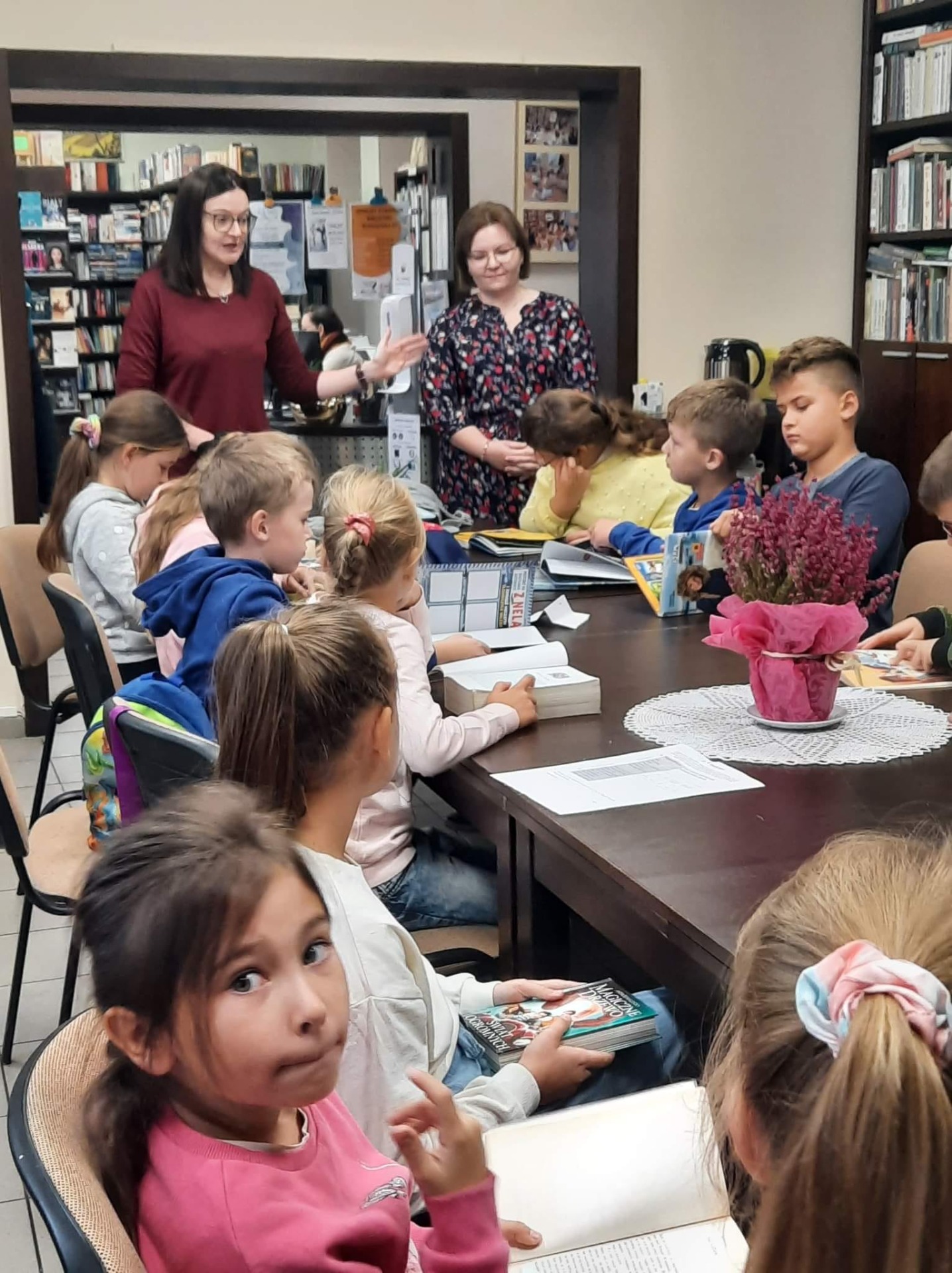 28 września uczniowie klasy 2 i 3 wyjechali na wycieczkę do Pobiedzisk. Dzieci odwiedziły pocztę  i bibliotekę, gdzie zapoznały się z zawodem pocztowca i bibliotekarza. - Obrazek 4