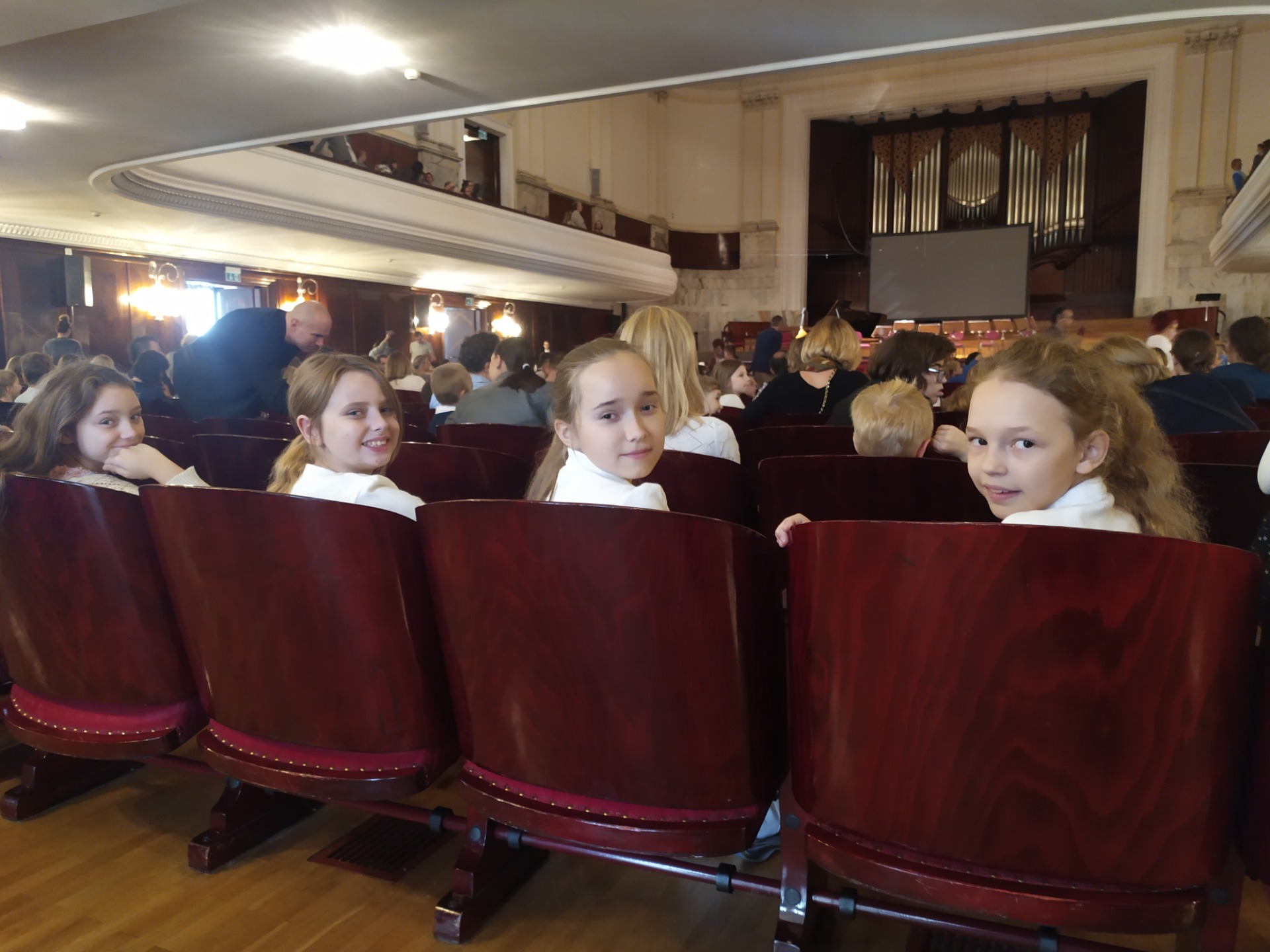 Młodzi melomani z klasy IV b wybrali się do Filharmonii Narodowej.  - Obrazek 4