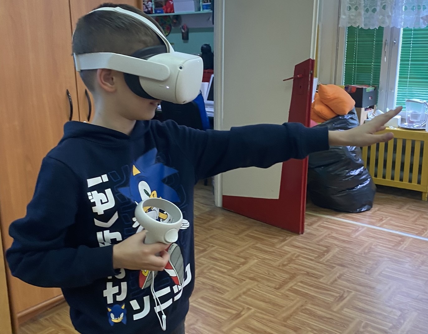 Chłopiec w goglach VR poznaje wnętrze statku kosmicznego