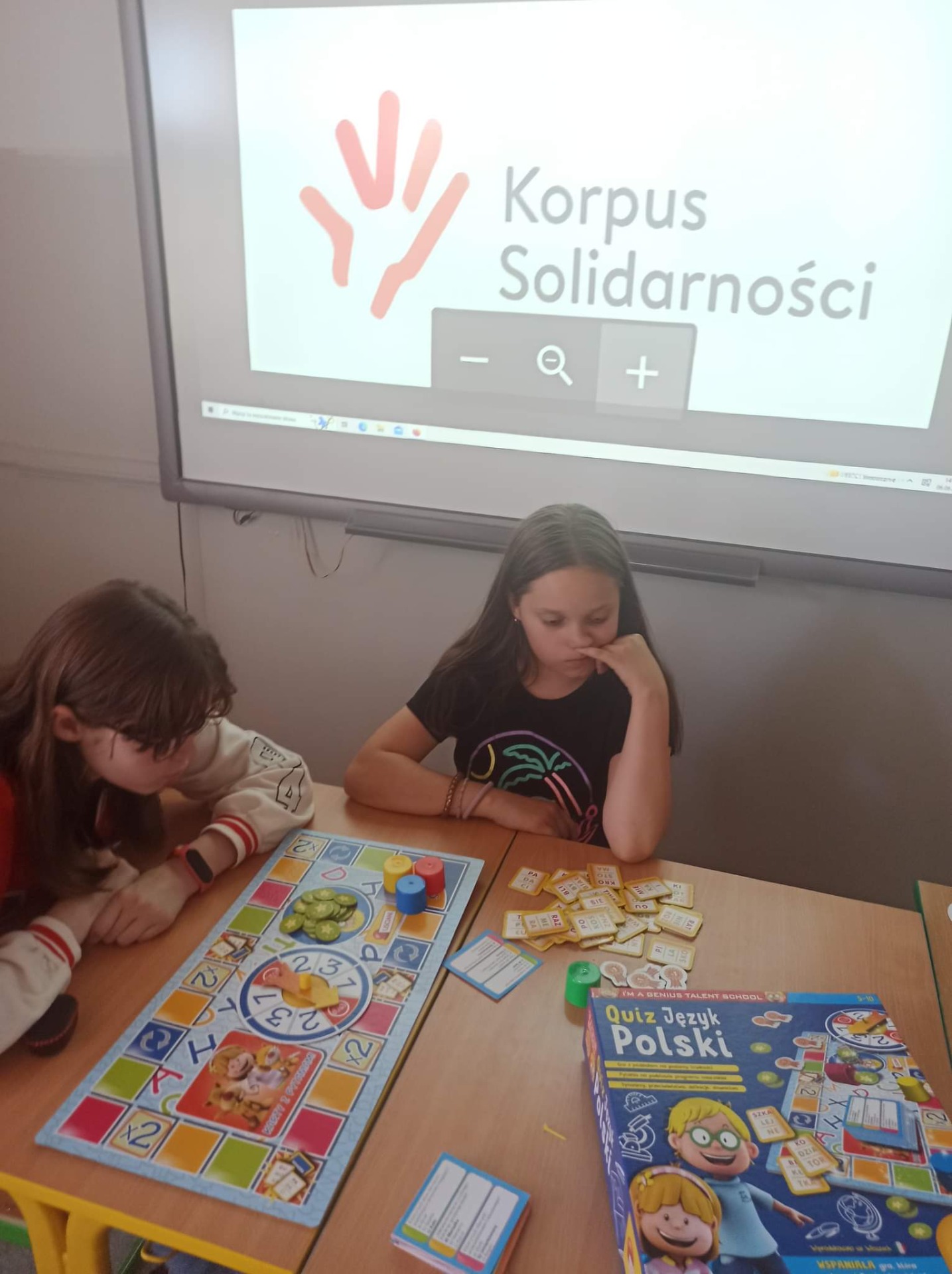 Uczniowie z klasy 4 i 5 na lekcji języka polskiego dla obcokrajowców korzystają z pomocy dydaktycznych przyznanych w ramach grantu z korpusu solidarności ♥️👏♥️ - Obrazek 6