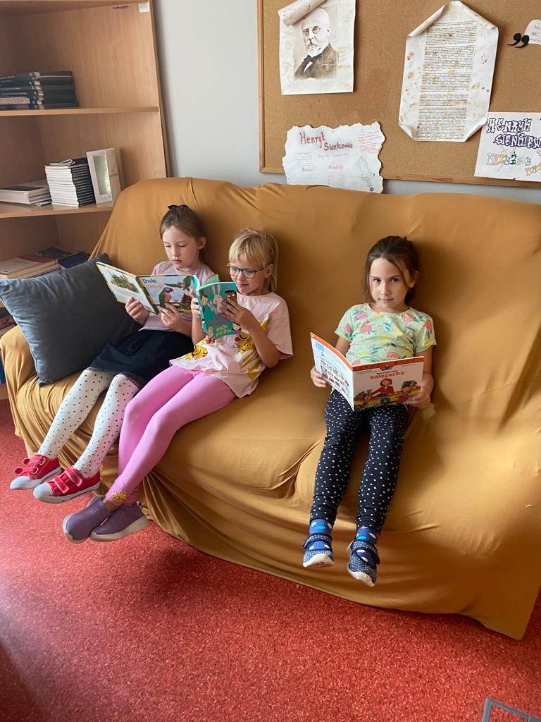Dzieci na kanapie czytają książki