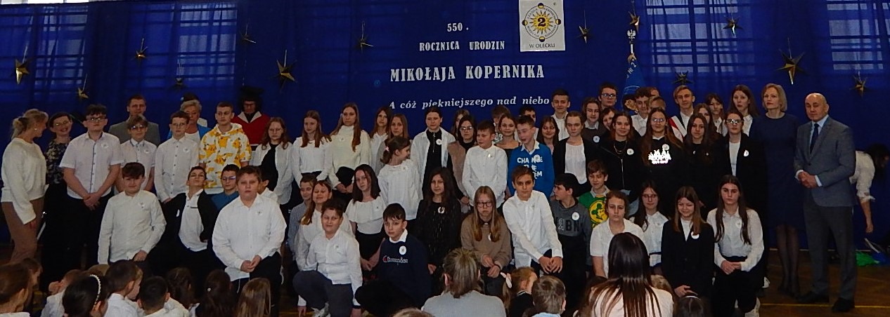 Społeczność Szkoły Podstawowej Nr 2 im. M. Kopernika w Olecku wraz z gośćmi honorowymi z Kuratorium Oświaty w Olsztynie