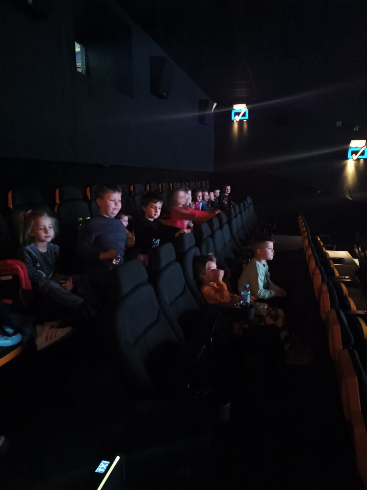 20 grudnia klasa 0b udała się do kina Helios w Bydgoszczy.🤩Dzieci obejrzały film pt. „Życzenie”.  W kinie spotkała je miła niespodzianka.🤩 - Obrazek 2