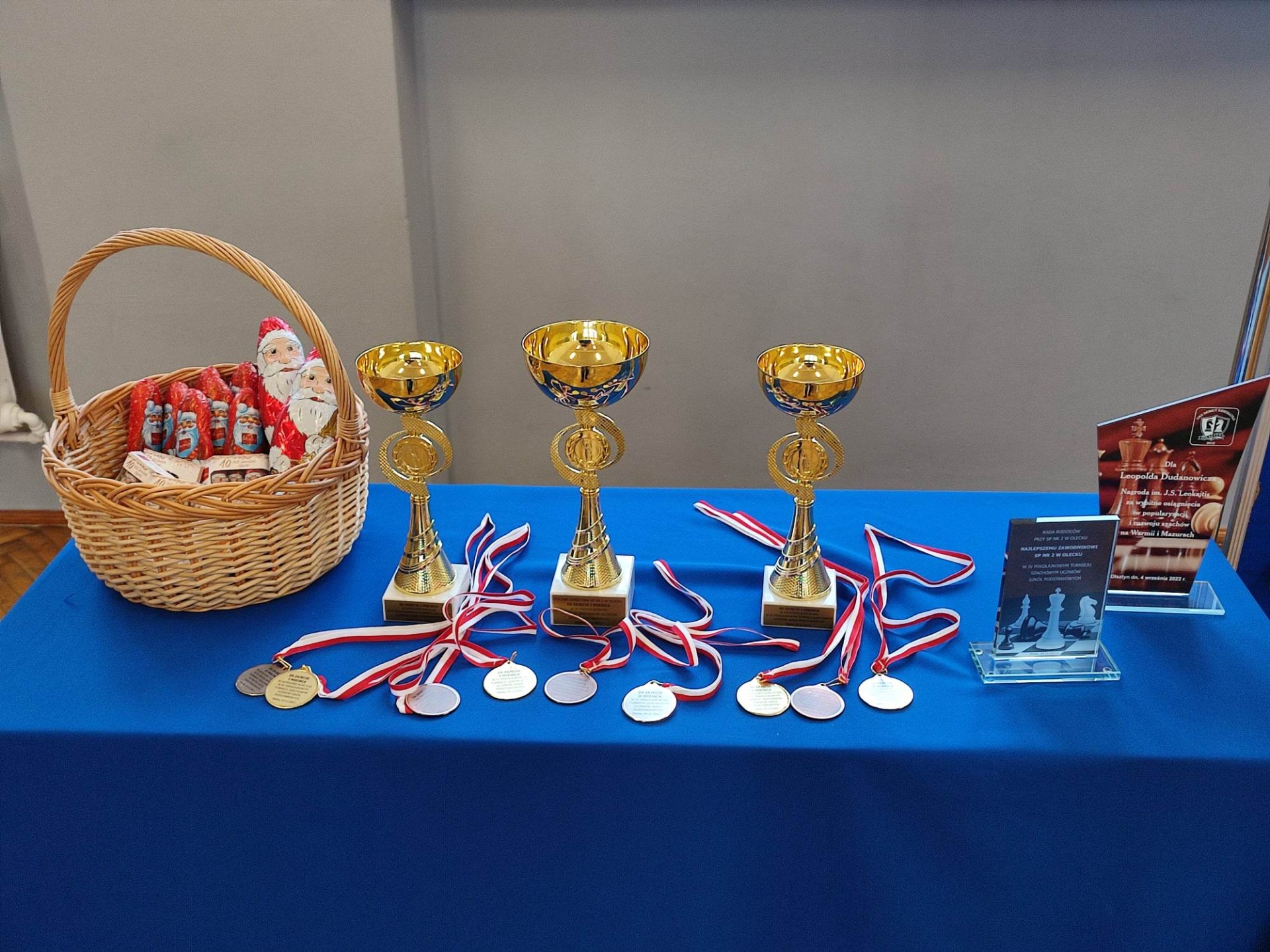 Puchary i medale  IV Mikołajkowego Turnieju Szachowego w Szkole Podstawowej Nr 2 im. M. Kopernika w Olecku