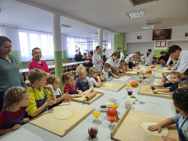 Przedszkolaki na warsztatach kulinarnych w ZSAE w Weryni - Obrazek 3