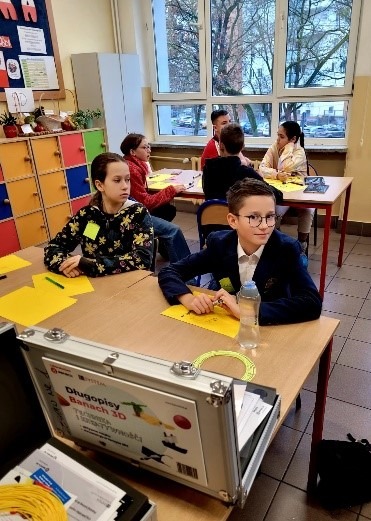 Uczniowie z SP nr 133: Przemek, Aleksander Wiktor i Patrycja  podczas warsztatów STEAM