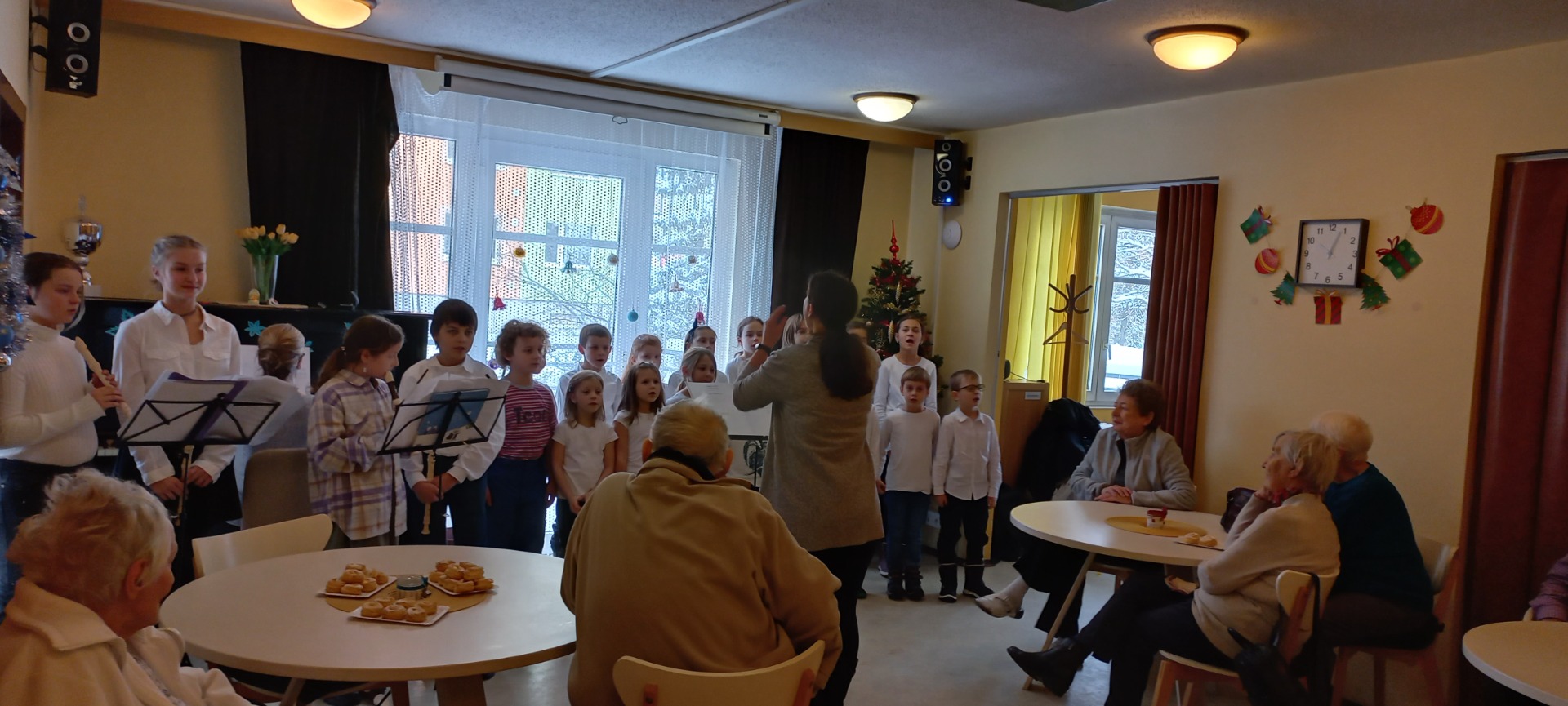 Vánoční vystoupení našich zpěváků a flétnistů pro seniory - Obrázek 1