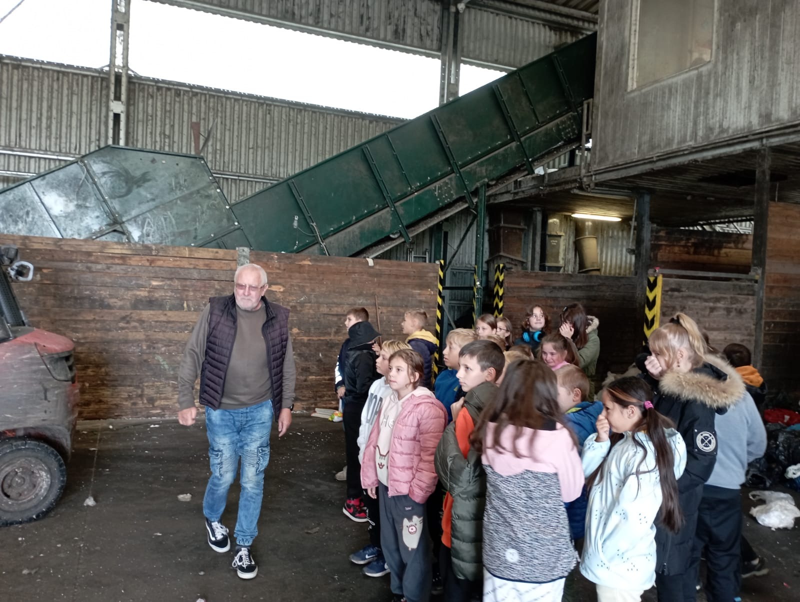 Exkurze v třídírně odpadů v Černošíně - Obrázek 1