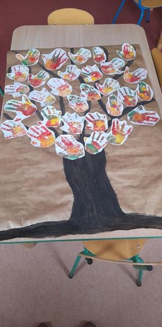 Plakat - drzewo z odciskami dłoni dzieci