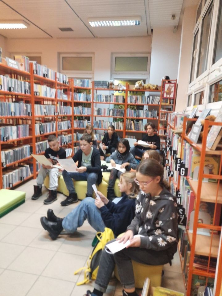 📚W środę uczestnicy Koła literackiego wzięli udział w warsztatach w Bibliotece przy ul. Petofiego.  Dowiedzieli się jak wygląda praca bibliotekarza, jak funkcjonuje wypożyczalnia,  wysłuchali również pięknej opowieści z magicznej skrzynki czyli japońskiego, papierowego teatrzyku Kamishibai. Mieli możliwość  stworzenia własnych książeczek. Bardzo dziękujemy za serdeczne przyjęcie Dyrektor biblioteki Pani Małgorzacie Koziarskiej oraz prowadzącej  inspirujące zajęcia Pani Katarzynie Nowak. 🙂 To był dla nas ciekawie spędzony czas!!! - Obrazek 4