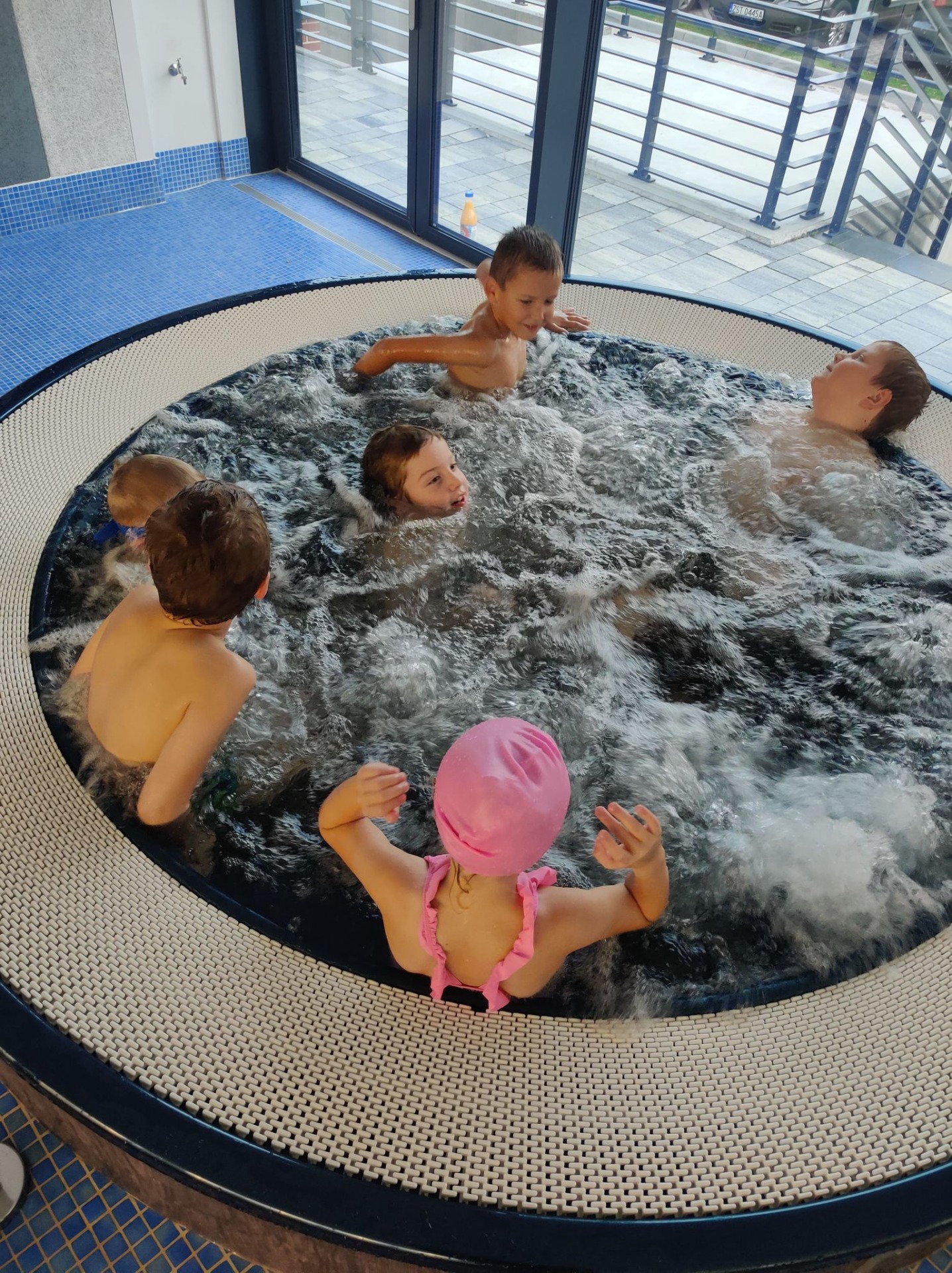 Uczniowie klas 1-3 podczas nauki pływania na basenie w Stargardzie.