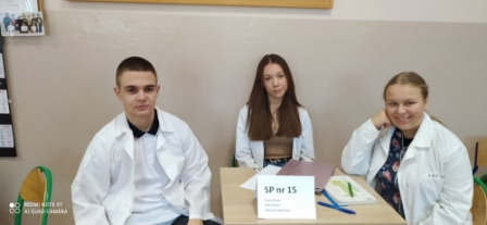 Uczniowie podczas konkursu chemicznego