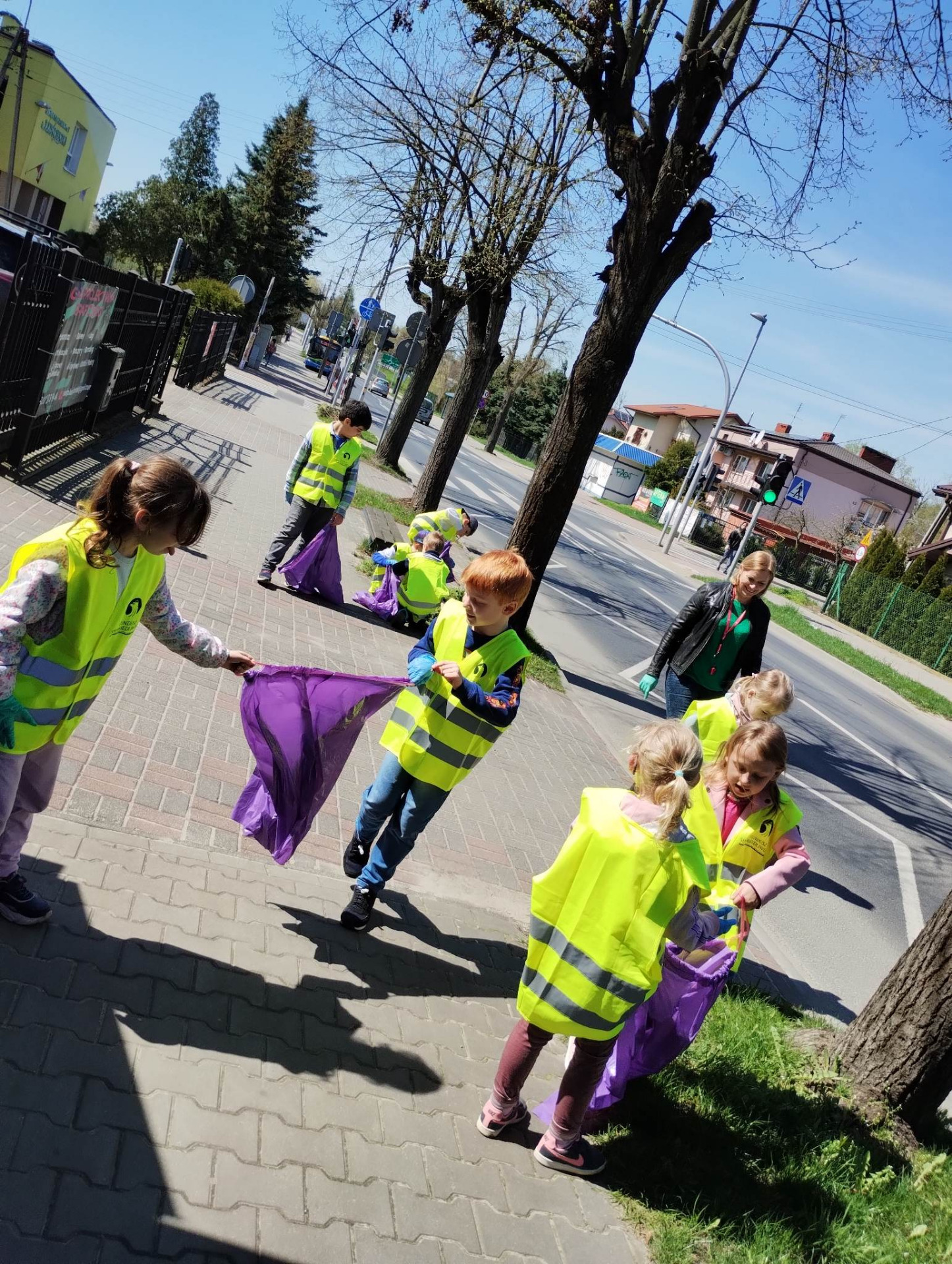 Światowy Dzień Ziemi - Uczniowie kl. 1c sprzątają teren w okół szkoły