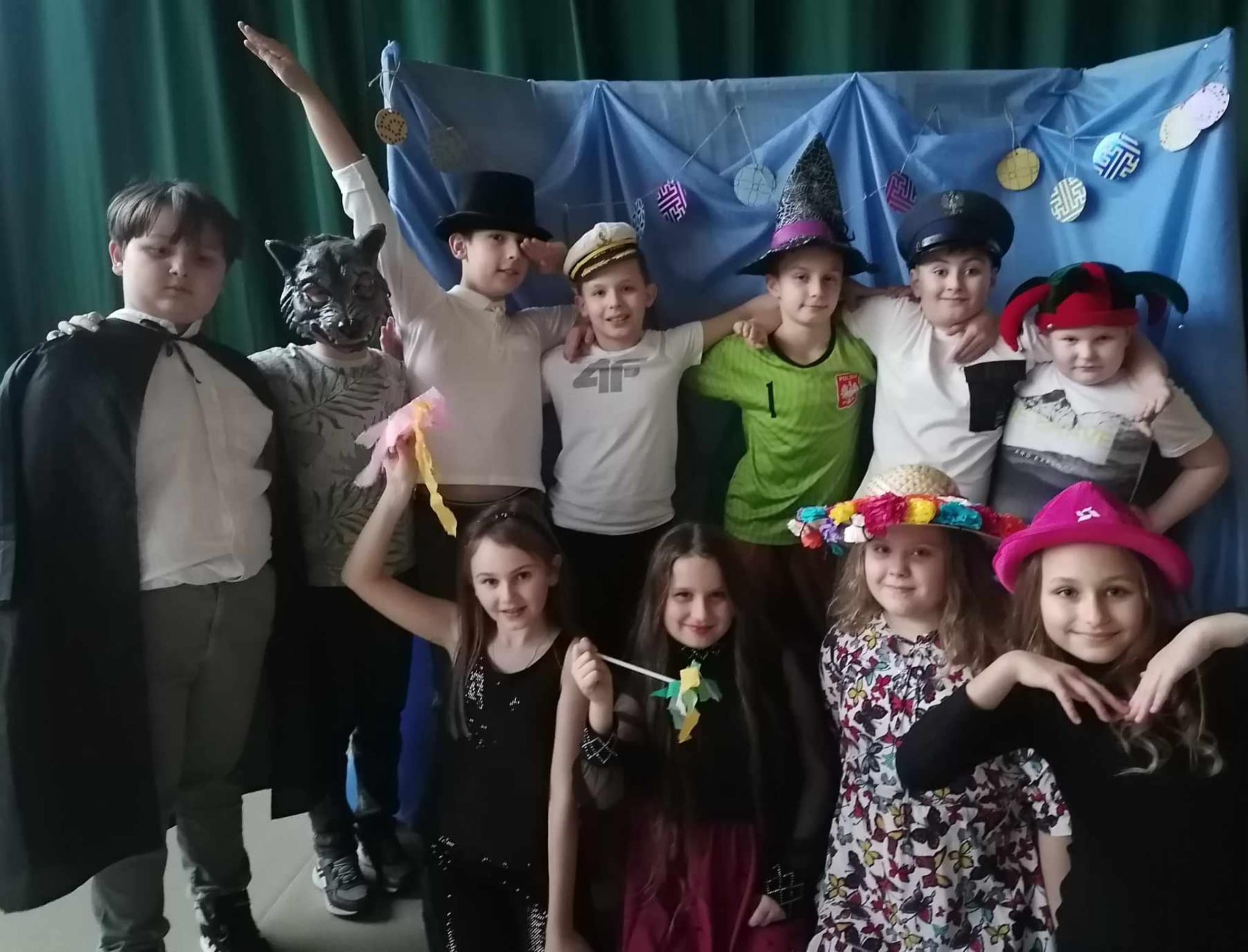 Uczniowie ze Szkoły Podstawowej w Nizinach podczas zabawy choinkowej