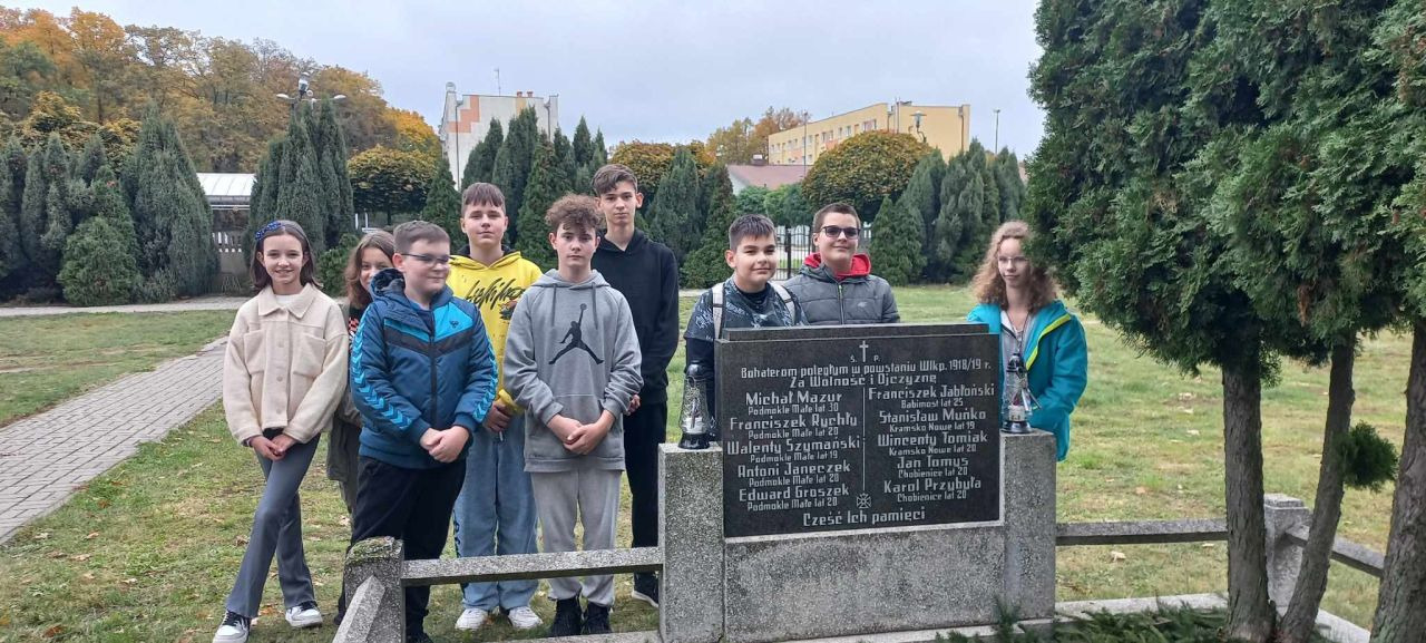 Uczniowie z wizytą na cmentarzu parafialnym - Obrazek 3