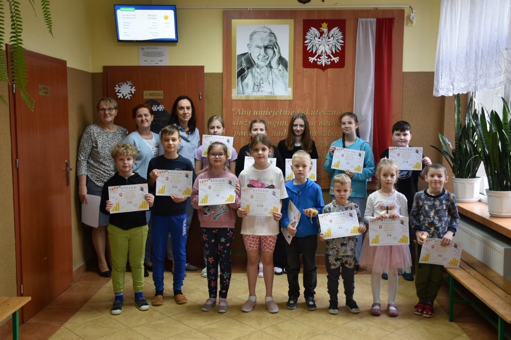 Grupa przedstawicieli wyróżnionych klas wraz z opiekunami Samorządu Uczniowskiego oraz dyrektor szkoły.