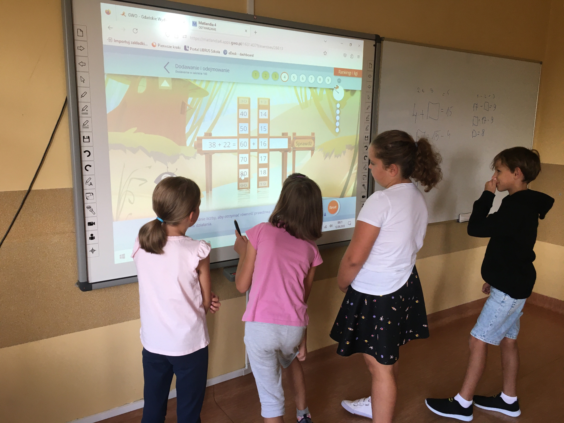 Czworo uczniów rozwiązuje zadanie interaktywne z Matlandii