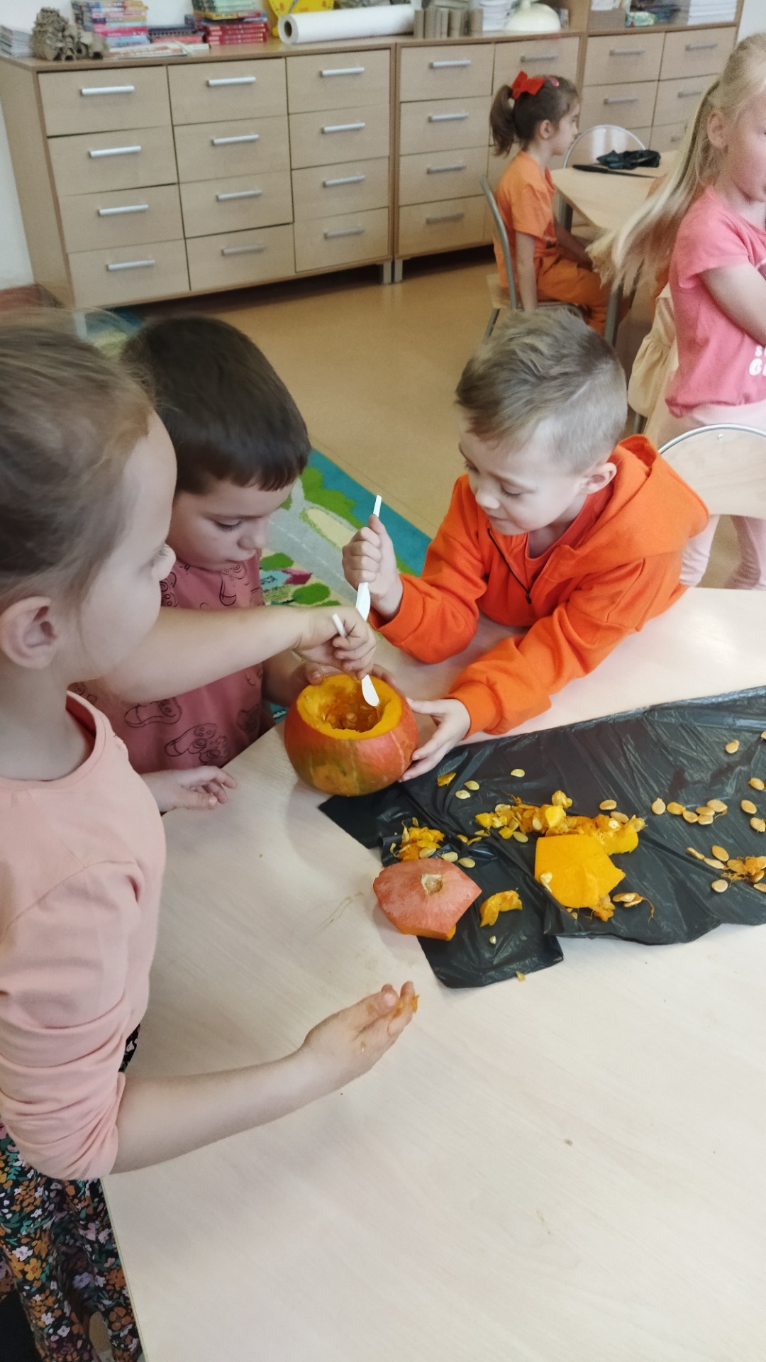 Uczniowie Szkoły Podstawowej Nr 2 im. M. Kopernika w Olecku podczas zabaw edukacyjnych z okazji Dnia Dyni