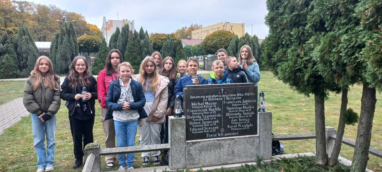 Uczniowie z wizytą na cmentarzu parafialnym - Obrazek 4